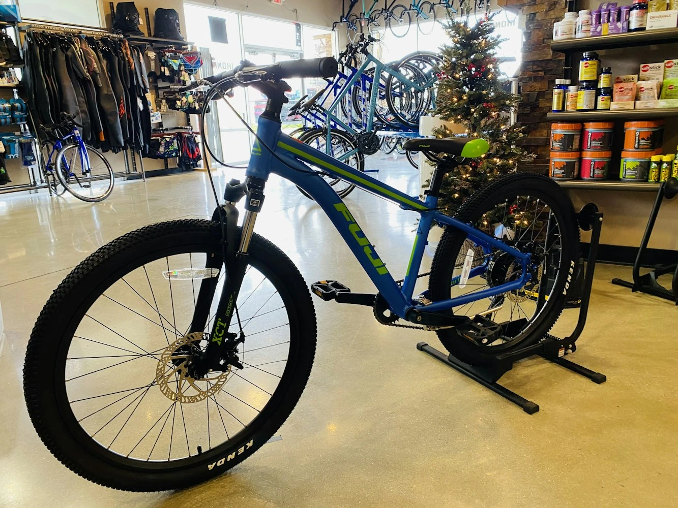 Fuji Dynamite 24 Pro Disc Kids Mountain Bike - Satin Royal Blue 2021 4 Fuji Dynamite 24 Pro Disc Kids Mountain Bike - Satin Royal Blue 2021 - Image 4