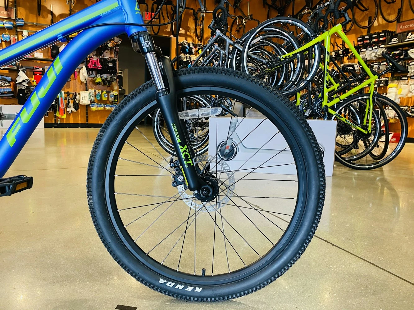 Fuji Dynamite 24 Pro Disc Kids Mountain Bike - Satin Royal Blue 2021 10 Fuji Dynamite 24 Pro Disc Kids Mountain Bike - Satin Royal Blue 2021 - Image 10